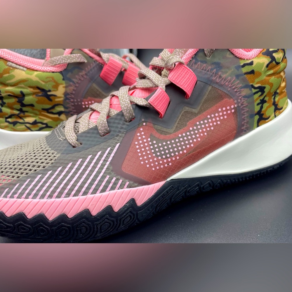 Kyrie Irvin flytrap v - Picture 4 of 14